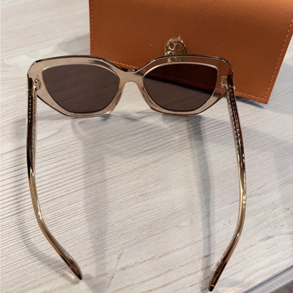TORY BURCH Violet Cat Eye Ladies Sunglasses with Orange Case display picture 1